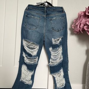 This item is like new. Wore only once’s for a photoshoot. No tags